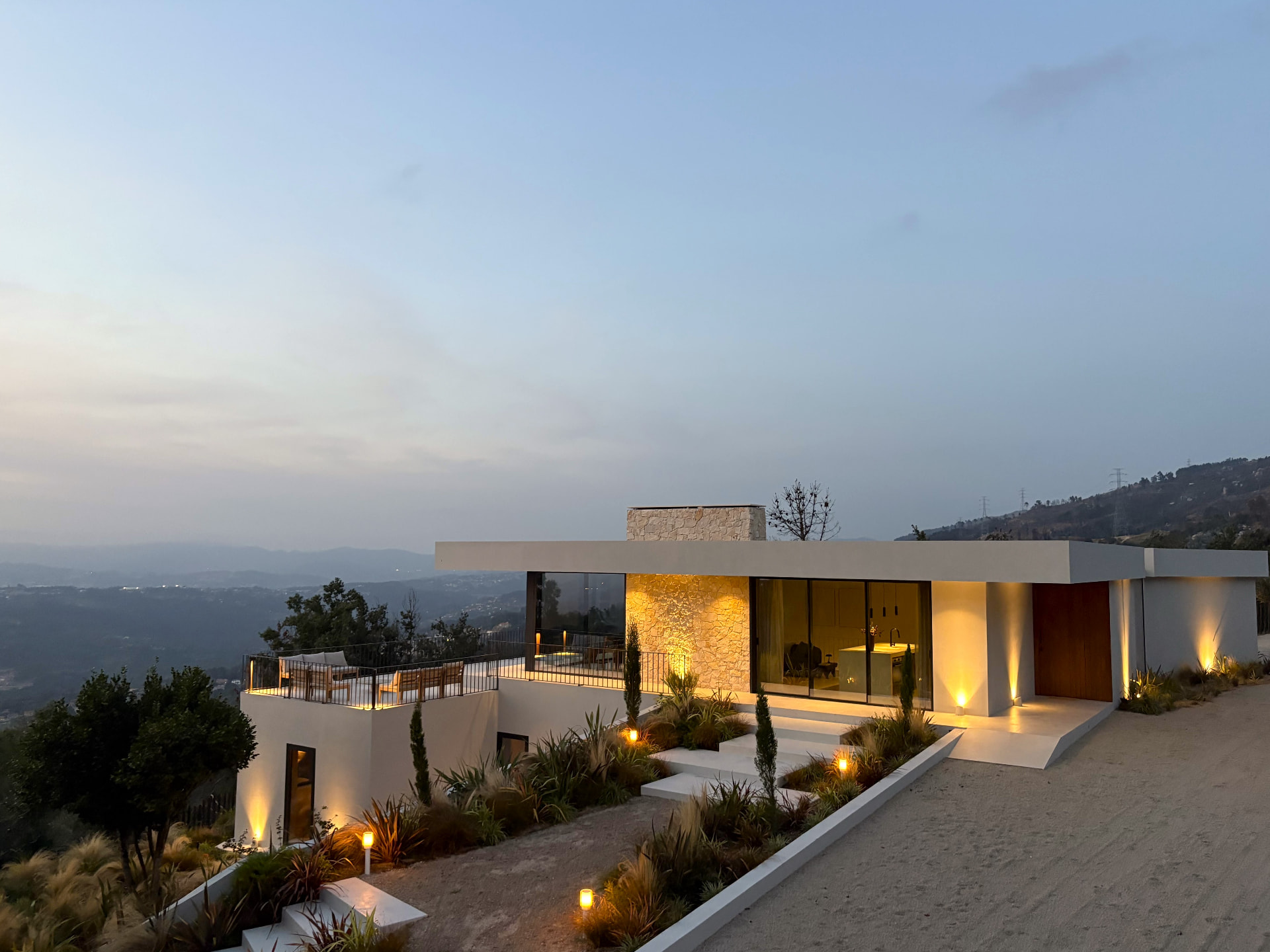 Villa de Barros at dusk with warm lighting and panoramic valley views
